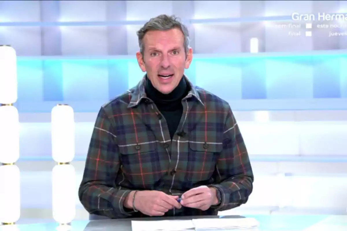 Joaquín Prat amb camisa de quadres parla davant d'una taula en un estudi il·luminat. Captura de 'A veure' Joaquín Prat amb camisa de quadres parla davant d'una taula en un estudi il·luminat. Captura de 'A veure'