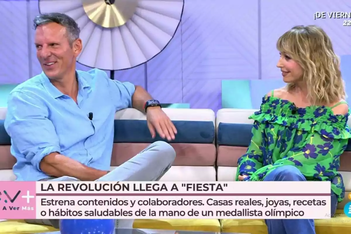 Joaquín Prat y Emma García conversan en un set de televisión con un fondo colorido y un texto en la parte inferior que anuncia nuevos contenidos y colaboradores en un programa llamado Joaquín Prat y Emma García conversan en un set de televisión con un fondo colorido y un texto en la parte inferior que anuncia nuevos contenidos y colaboradores en un programa llamado