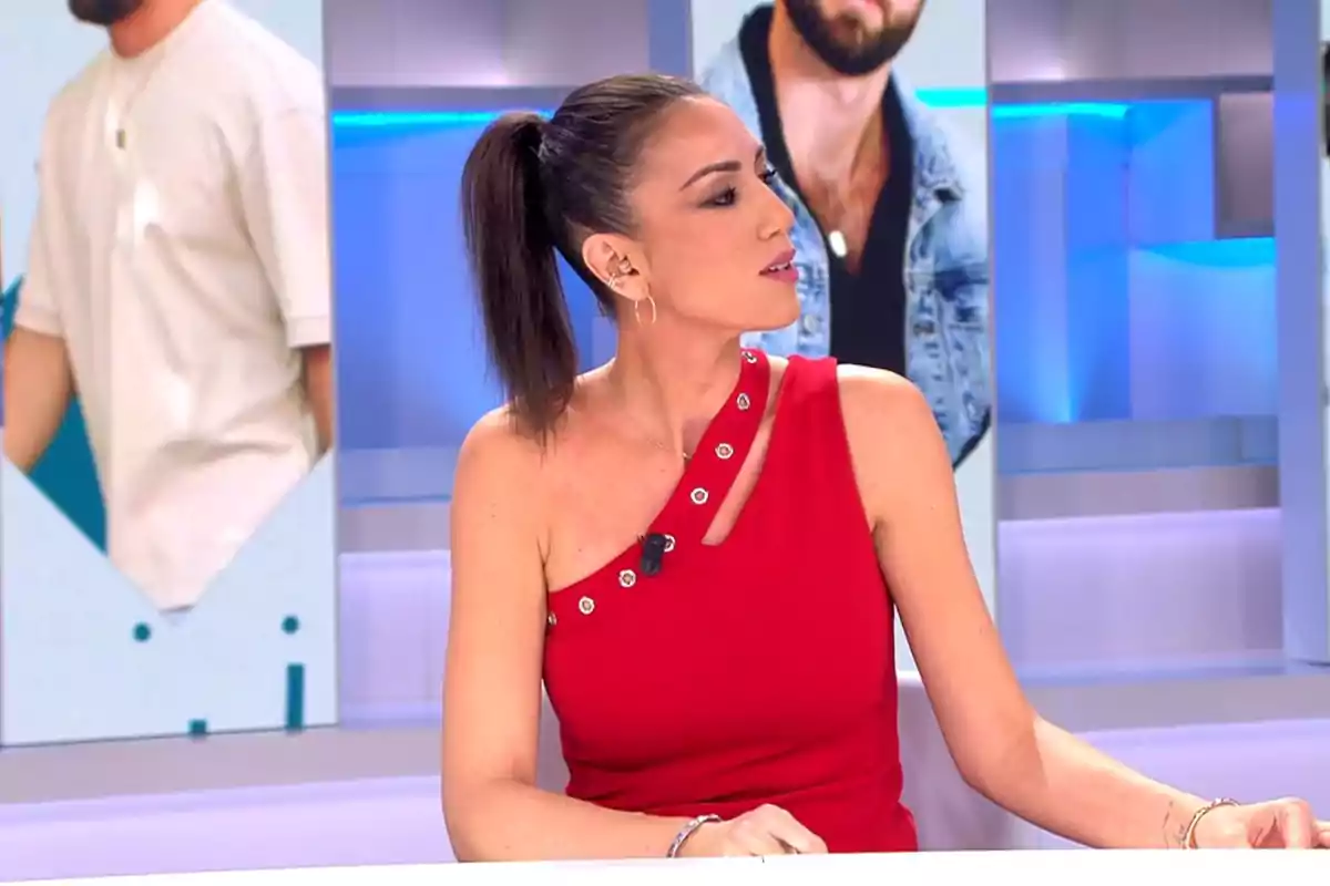 Patricia Pardo con un vestido rojo de un solo hombro está sentada en un estudio de televisión mirando hacia un lado. Captura de 'Vamos a ver' Patricia Pardo con un vestido rojo de un solo hombro está sentada en un estudio de televisión mirando hacia un lado. Captura de 'Vamos a ver'