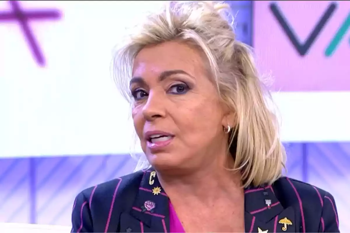 Carmen Borrego rubia con chaqueta oscura y detalles coloridos en 'Vamos a ver'. Carmen Borrego rubia con chaqueta oscura y detalles coloridos en 'Vamos a ver'.