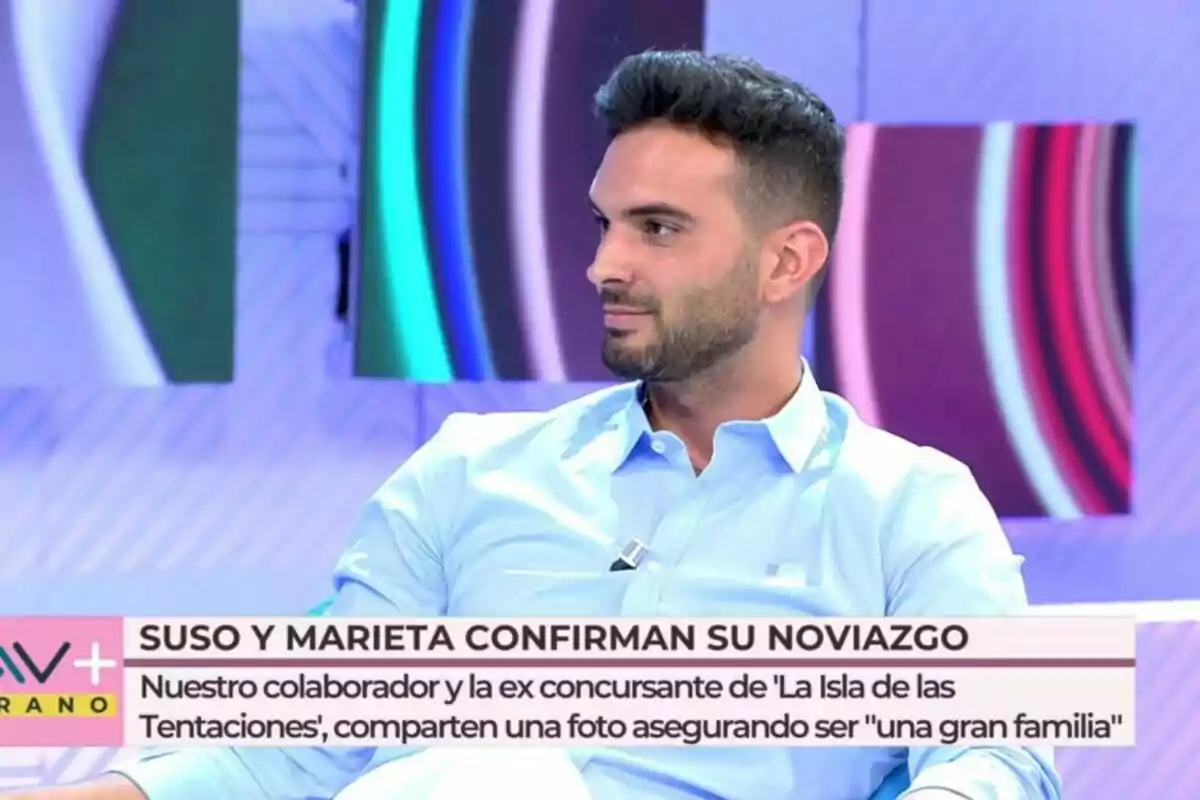 Suso Álvarez con camisa azul claro está sentado en 'Vamos a Ver' con luces de colores en el fondo, mientras un texto en la pantalla anuncia que Suso y Marieta confirman su noviazgo. Suso Álvarez con camisa azul claro está sentado en 'Vamos a Ver' con luces de colores en el fondo, mientras un texto en la pantalla anuncia que Suso y Marieta confirman su noviazgo.