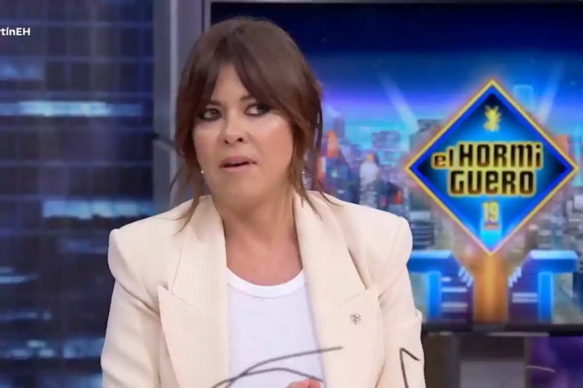 Vanesa Martín con chaqueta clara en un programa de televisión con el logo de Vanesa Martín con chaqueta clara en un programa de televisión con el logo de