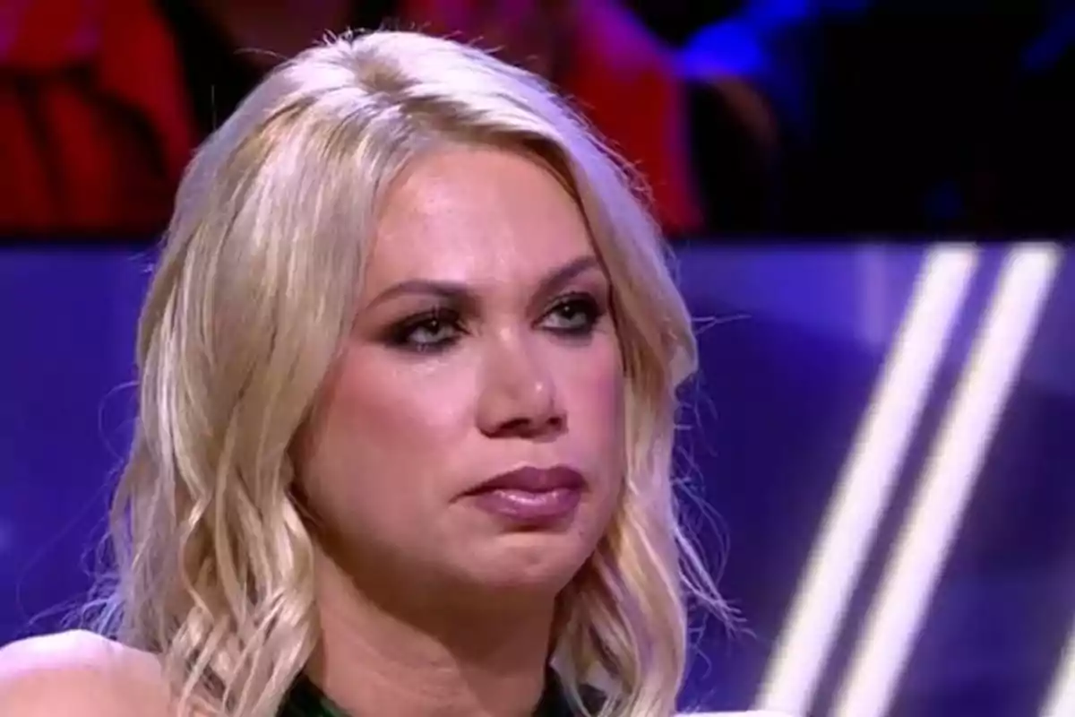 Vanessa Bouza, seria y con cara emocionada, en el plató de '¡De Viernes!' Vanessa Bouza, seria y con cara emocionada, en el plató de '¡De Viernes!'