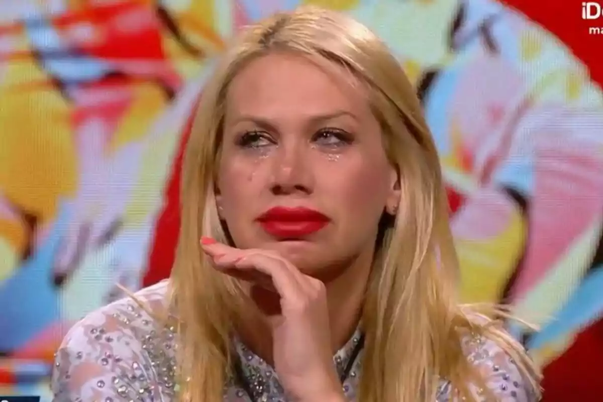 Vanessa amb expressió emocional i llàgrimes als ulls, amb fons colorit a Gran Hermano. Vanessa amb expressió emocional i llàgrimes als ulls, amb fons colorit a Gran Hermano.