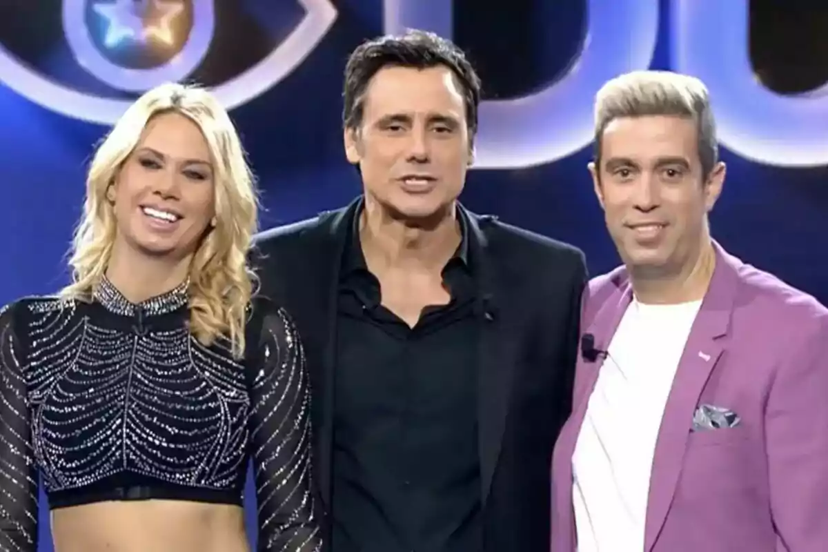 Vanessa Bouza, Ion Aramendi i Javi posen juntes somrient al plató de Gran Hermano il·luminat. Vanessa Bouza, Ion Aramendi i Javi posen juntes somrient al plató de Gran Hermano il·luminat.