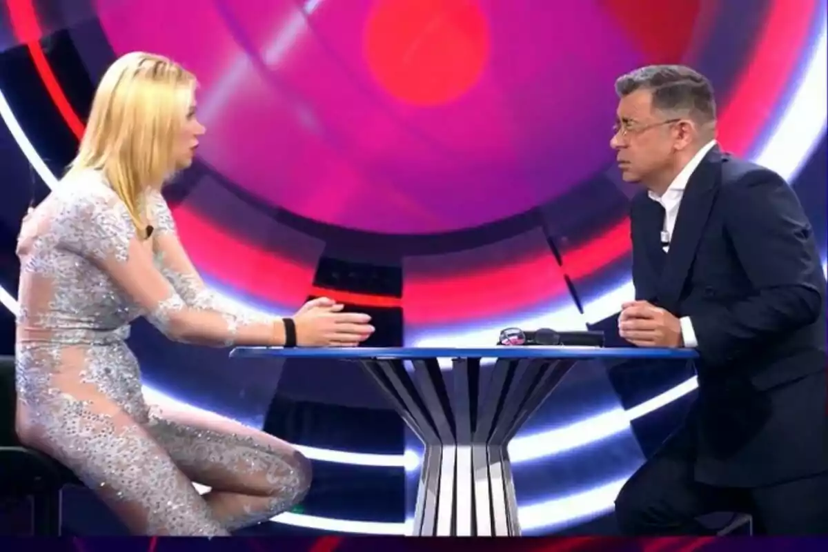 Vanessa a l'esquerra mentre està sent entrevistada per Jorge Javier Vázquez al plató de Gran Hermano. Vanessa a l'esquerra mentre està sent entrevistada per Jorge Javier Vázquez al plató de Gran Hermano.