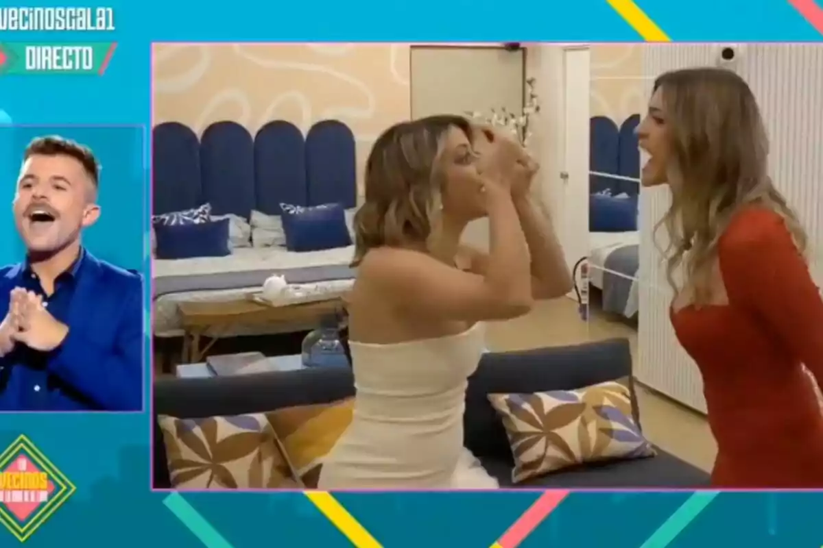 Aída y Alba discuten acaloradamente en una sala mientras Iban García observa con entusiasmo desde un recuadro en la pantalla en 'Los vecinos de la casa de al lado'.