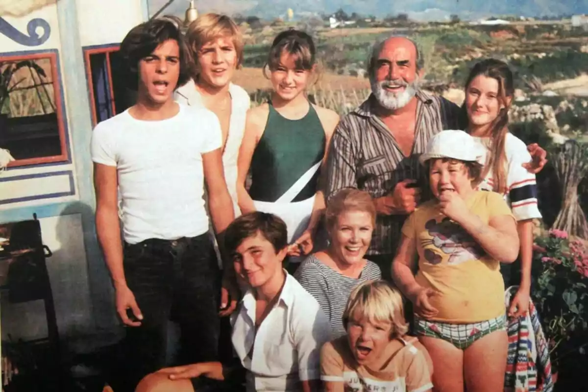Protagonistas de Verano Azul, serie de RTVE, posando al aire libre, con un paisaje rural de fondo. Protagonistas de Verano Azul, serie de RTVE, posando al aire libre, con un paisaje rural de fondo.