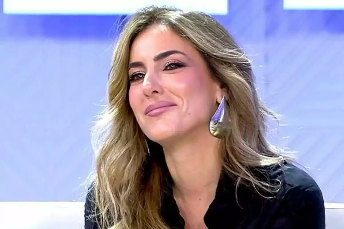 Verónica Dulanto con cabello rubio y aretes grandes, sonriendo en un entorno iluminado en Vamos a ver.