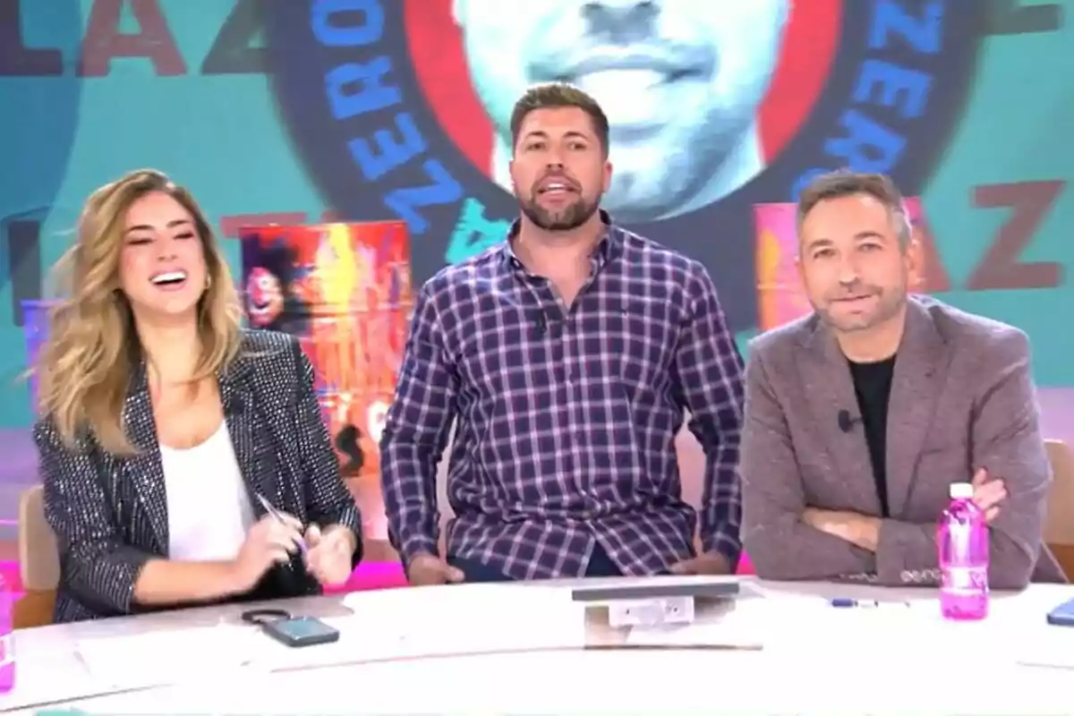 Verónica Dulanto, Kike Quintana i Frank Blanco asseguts en un plató de Tardear amb fons acolorit, una dona a l'esquerra rient, un home al centre dret i un altre home a la dreta amb els braços creuats.