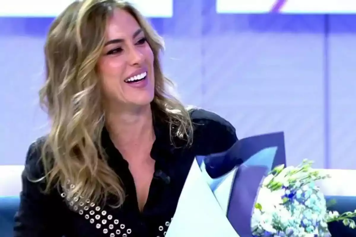 Verónica Dulanto con cabello rubio sonríe mientras sostiene un ramo de flores en Vamos a ver. Verónica Dulanto con cabello rubio sonríe mientras sostiene un ramo de flores en Vamos a ver.