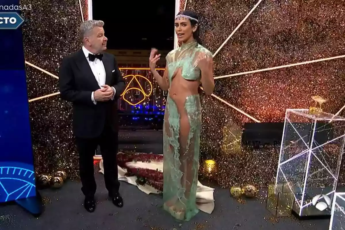 Captura de Cristina Pedroche y Alberto Chicote en las Campanadas de Antena 3 Captura de Cristina Pedroche y Alberto Chicote en las Campanadas de Antena 3