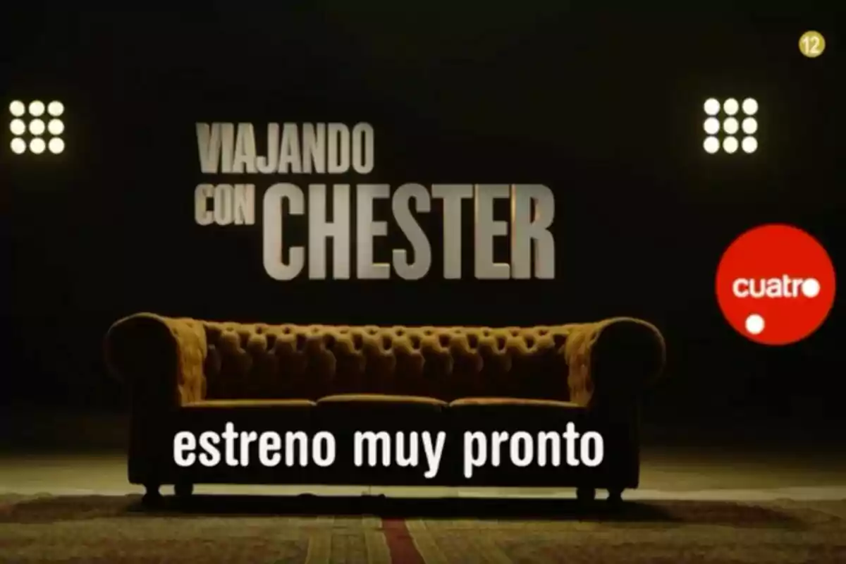 Un sofá marrón en un escenario oscuro con el texto "Viajando con Chester" y "estreno muy pronto" junto al logo de Cuatro.