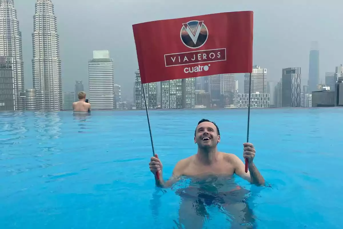 Fotografía de un reportero de Viajeros Cuatro en una piscina Fotografía de un reportero de Viajeros Cuatro en una piscina