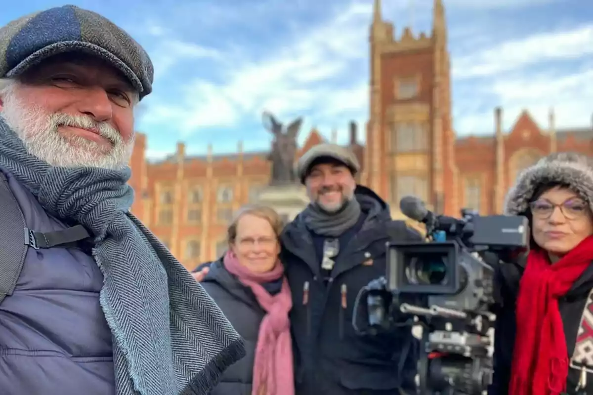 Fotografía de Vicente Gil Díaz junto a Anna Bosch en un reportaje para RTVE Fotografía de Vicente Gil Díaz junto a Anna Bosch en un reportaje para RTVE