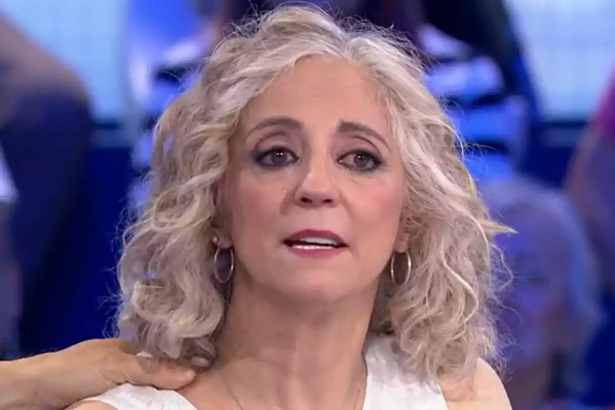Captura de Vicky del Cerro con cabello rizado y canoso con expresión emocional en el plató de Pasapaalbra Captura de Vicky del Cerro con cabello rizado y canoso con expresión emocional en el plató de Pasapaalbra