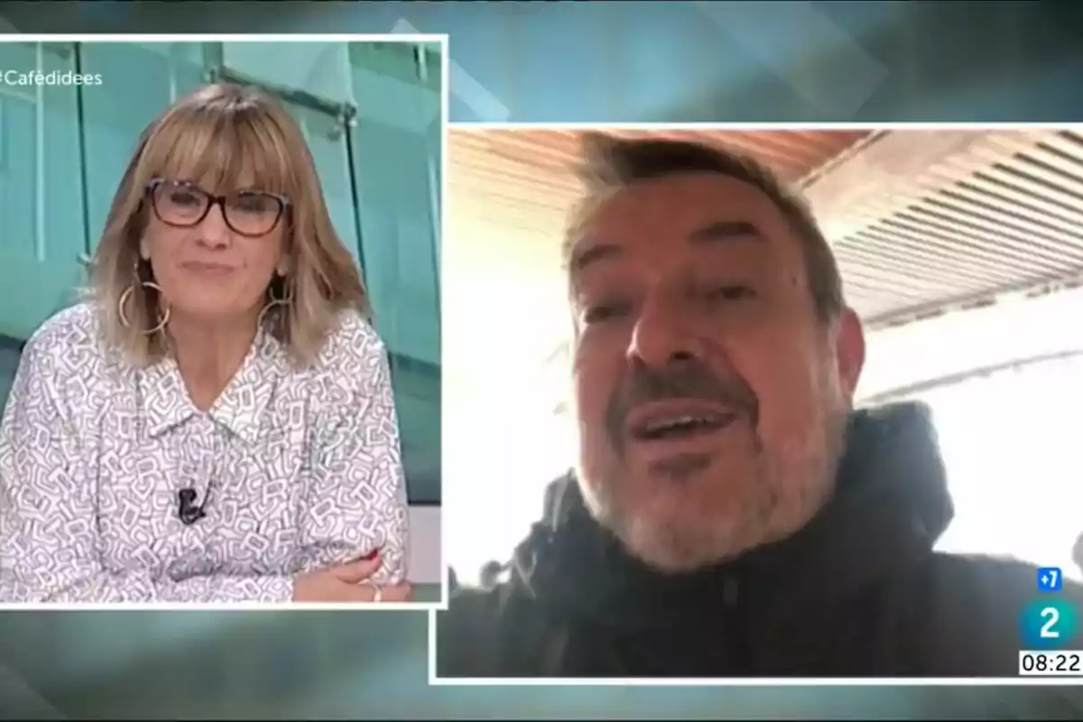 Captura de Gemma Nierga con gafas y una camisa blanca con patrones en Cafè d'idees, mientras Victor Paredes con barba aparece en una videollamada en la pantalla a su lado. Captura de Gemma Nierga con gafas y una camisa blanca con patrones en Cafè d'idees, mientras Victor Paredes con barba aparece en una videollamada en la pantalla a su lado.