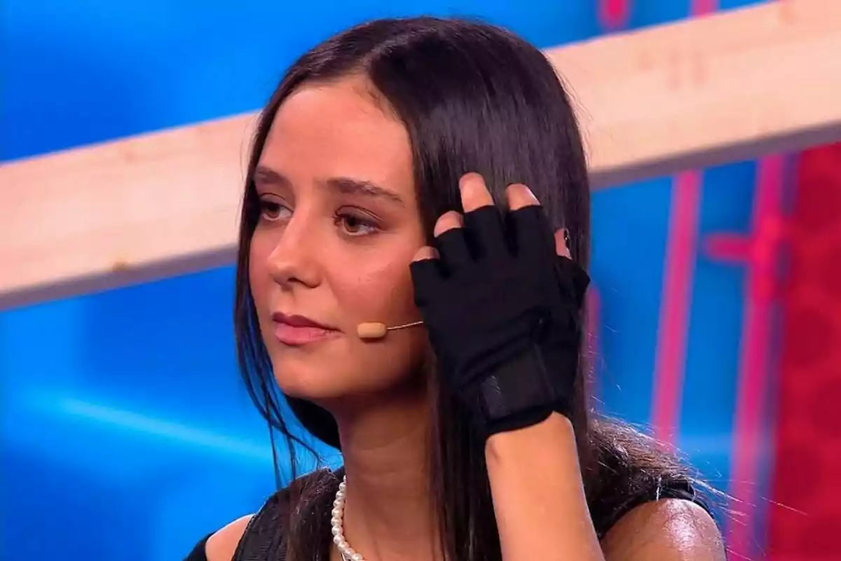 Victoria Federica con guante negro y micrófono en El Desafío. Victoria Federica con guante negro y micrófono en El Desafío.