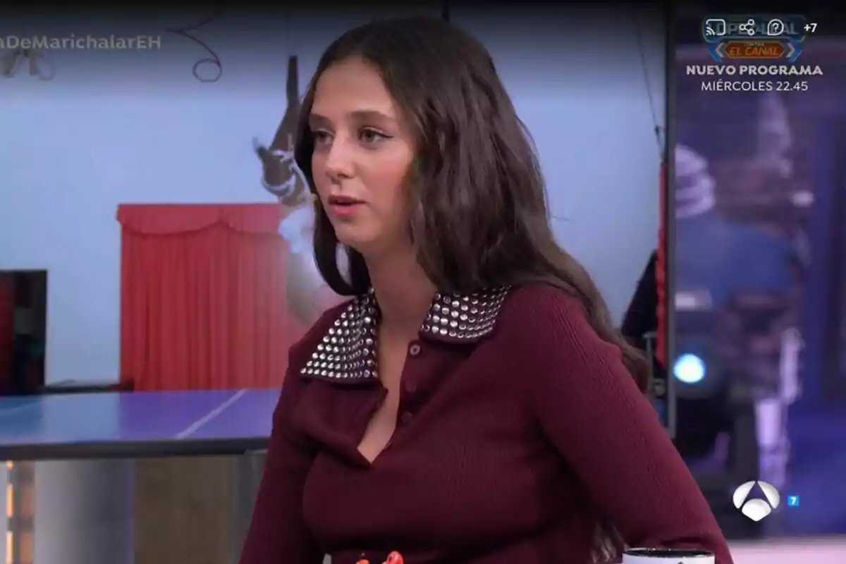 Victoria Federica con cabello largo y oscuro, vestida con un suéter burdeos con cuello decorado, sentada en El Hormiguero. Victoria Federica con cabello largo y oscuro, vestida con un suéter burdeos con cuello decorado, sentada en El Hormiguero.