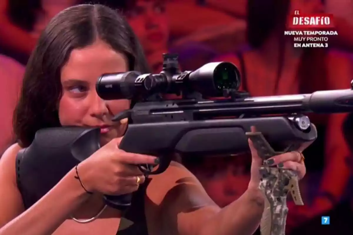 Victoria Federica apunta amb un rifle d'aire comprimit a El Desafío. Victoria Federica apunta amb un rifle d'aire comprimit a El Desafío.