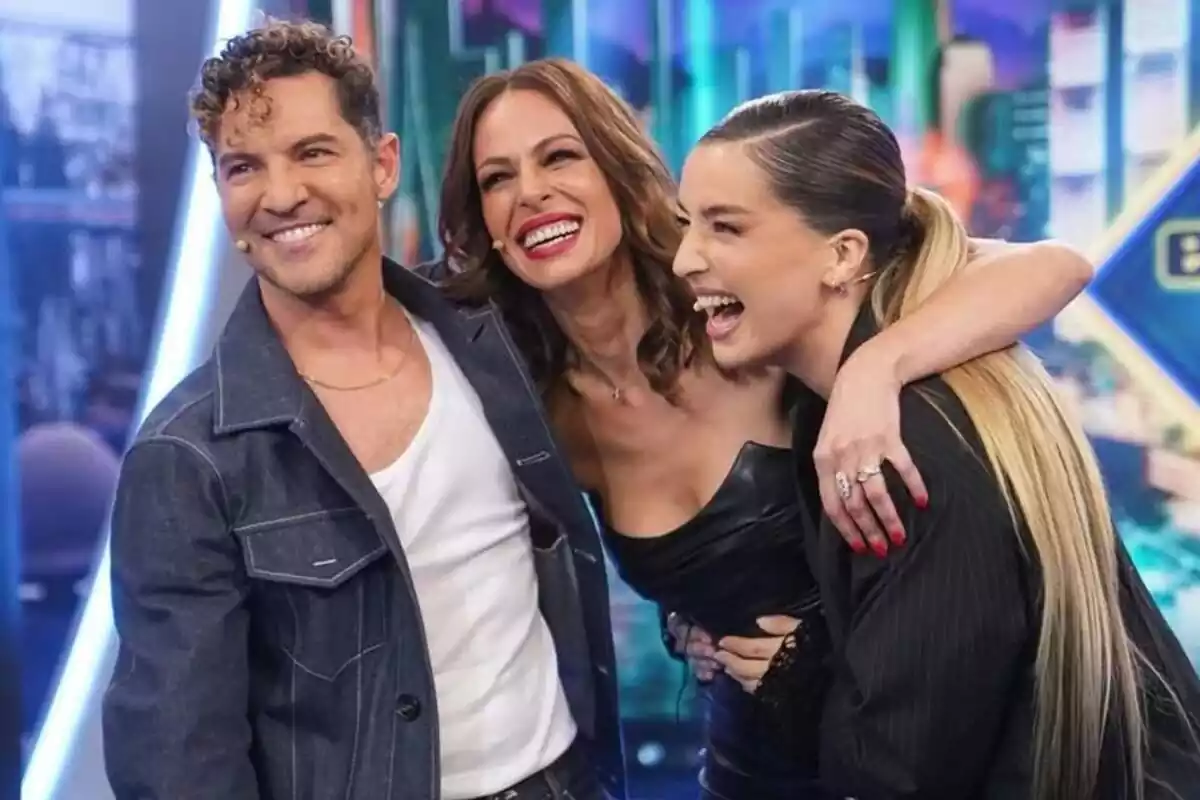 Fotografía de David Bisbal, Eva González y Lola Índigo sonriendo en el plató de El Hormiguero Fotografía de David Bisbal, Eva González y Lola Índigo sonriendo en el plató de El Hormiguero
