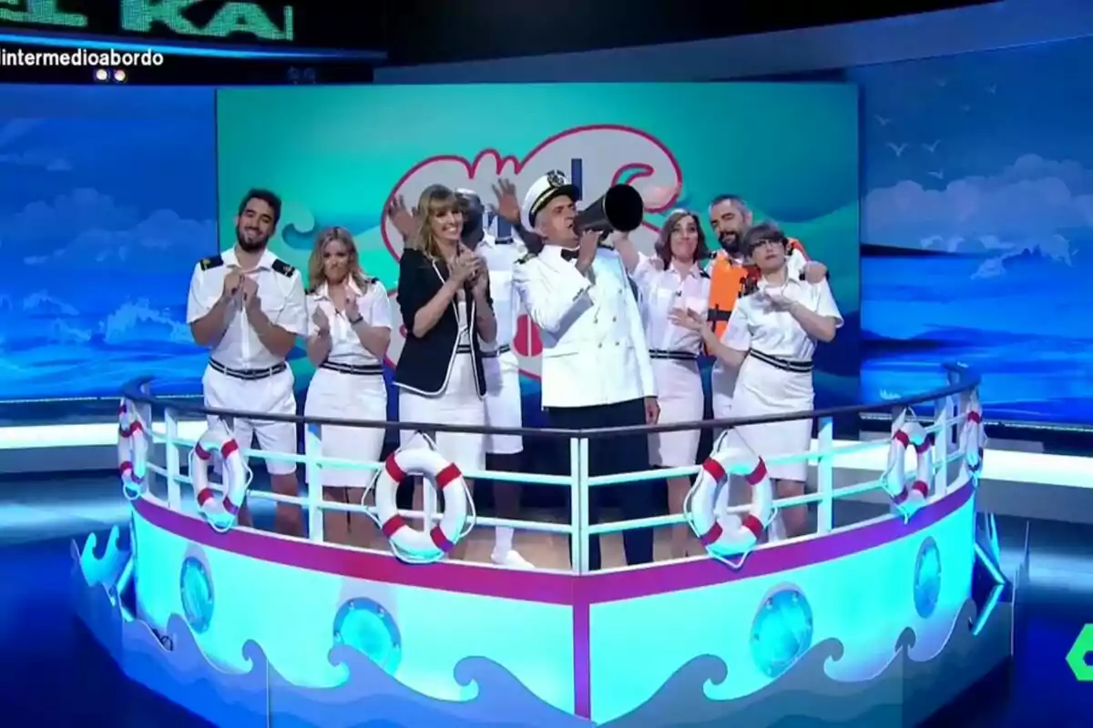 El Gran Wyoming, Sandra Sabatés, Thais Villas, Dani Mateo, Andrea Ropero o Isma Suárez vestidao con uniformes de marineros en El Intermedio en un escenario decorado como un barco, con salvavidas y un fondo de mar. El Gran Wyoming, Sandra Sabatés, Thais Villas, Dani Mateo, Andrea Ropero o Isma Suárez vestidao con uniformes de marineros en El Intermedio en un escenario decorado como un barco, con salvavidas y un fondo de mar.