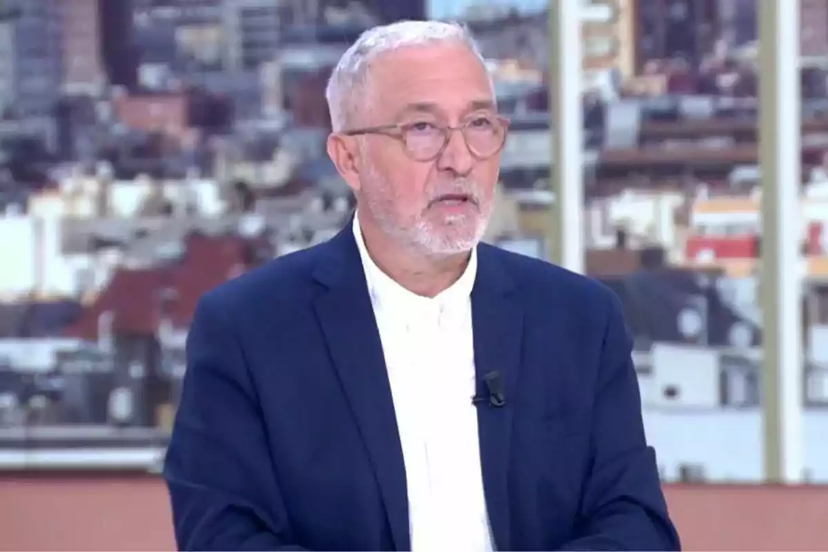 Xavier Sardà de cabello canoso y barba, con gafas y vestido con un traje azul, está hablando en el plató de TardeAR. Xavier Sardà de cabello canoso y barba, con gafas y vestido con un traje azul, está hablando en el plató de TardeAR.