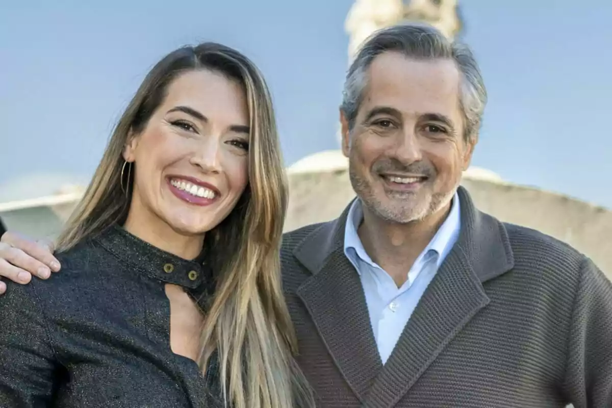 Álex Blanquer y Ximo Rovira sonríen mientras posan juntos al aire libre. Álex Blanquer y Ximo Rovira sonríen mientras posan juntos al aire libre.
