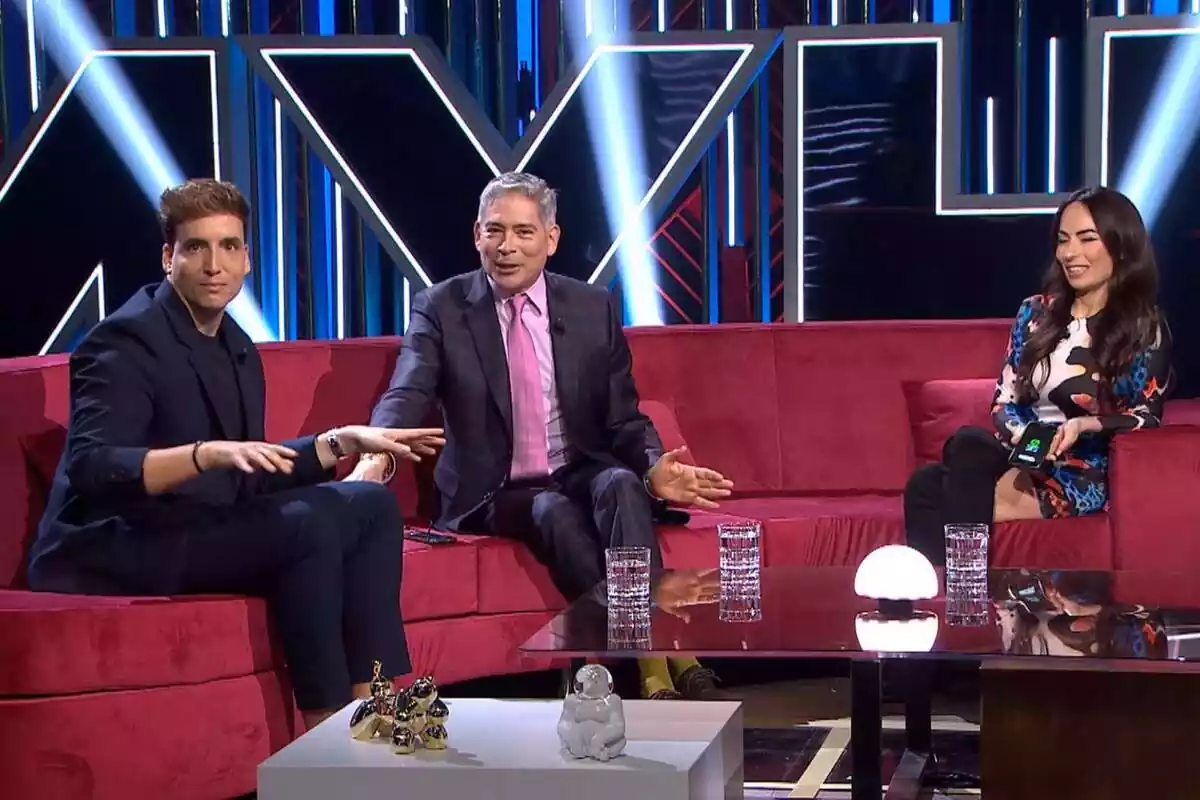 Captura de Boris Izaguirre, Xuso Jones y María Escoté sentados en el sofá de Martínez y Hermanos de Cuatro Captura de Boris Izaguirre, Xuso Jones y María Escoté sentados en el sofá de Martínez y Hermanos de Cuatro