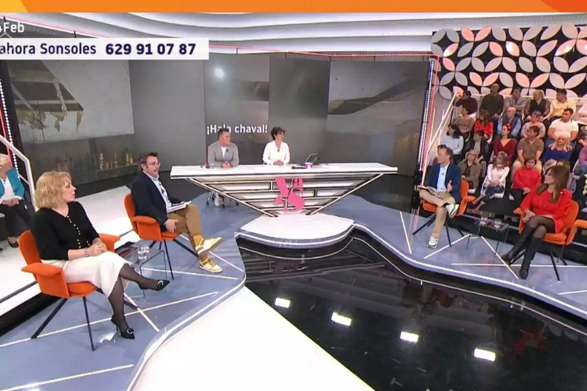 Un plató de televisión de Y ahora Sonsoles con Sonsoles Ónega con varios colaboradores sentados en sillas naranjas y un público al fondo. Un plató de televisión de Y ahora Sonsoles con Sonsoles Ónega con varios colaboradores sentados en sillas naranjas y un público al fondo.