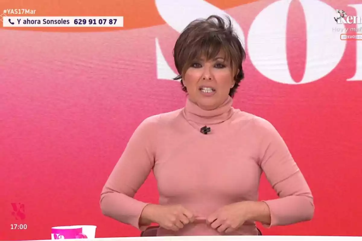 Sonsoles Ónega amb un jersei rosa parla davant d'un fons vermell amb text i un número de telèfon a la cantonada superior esquerra. Captura de 'Y ahora Sonsoles'. Sonsoles Ónega amb un jersei rosa parla davant d'un fons vermell amb text i un número de telèfon a la cantonada superior esquerra. Captura de 'Y ahora Sonsoles'.