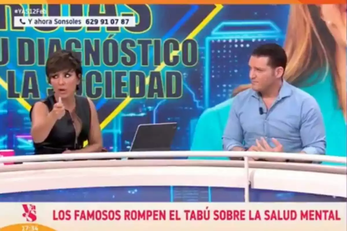 Sonsoles Ónega y Manu Tenorio están en un set de televisión discutiendo sobre la salud mental, con un texto en pantalla que dice Sonsoles Ónega y Manu Tenorio están en un set de televisión discutiendo sobre la salud mental, con un texto en pantalla que dice