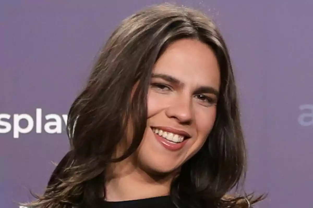 Yenesi amb cabell llarg i fosc somrient davant d'un fons morat a Tu Cara Me Suena.
