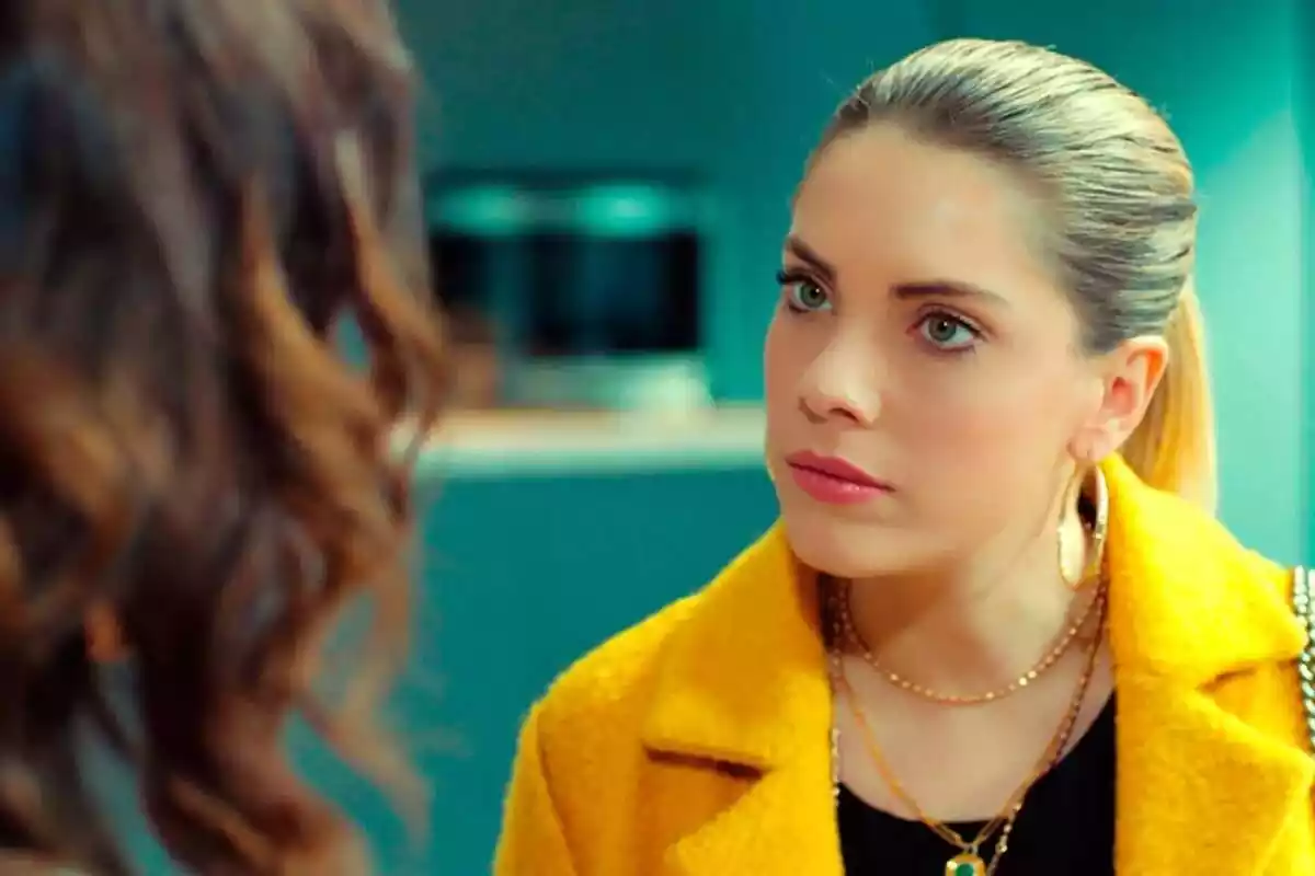Primer plano de Yildiz y Ender enfadadas en una escena de la serie 'Pecado Original' Primer plano de Yildiz y Ender enfadadas en una escena de la serie 'Pecado Original'