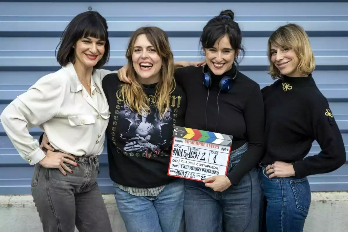 Quatre persones posen juntes davant d'una paret blava, una d'elles sosté una claqueta de cinema a l'inici del rodatge de Jo sempre a vegades. Quatre persones posen juntes davant d'una paret blava, una d'elles sosté una claqueta de cinema a l'inici del rodatge de Jo sempre a vegades.