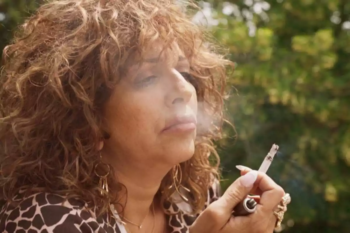 Yolanda Ramos fumando en 'Un nuevo amanecer' Yolanda Ramos fumando en 'Un nuevo amanecer'