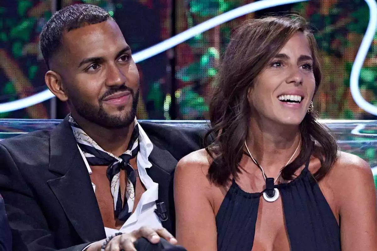 Fotografía de Yulen Pereira y Anabel Pantoja sentados juntos en el plató de Supervivientes Fotografía de Yulen Pereira y Anabel Pantoja sentados juntos en el plató de Supervivientes