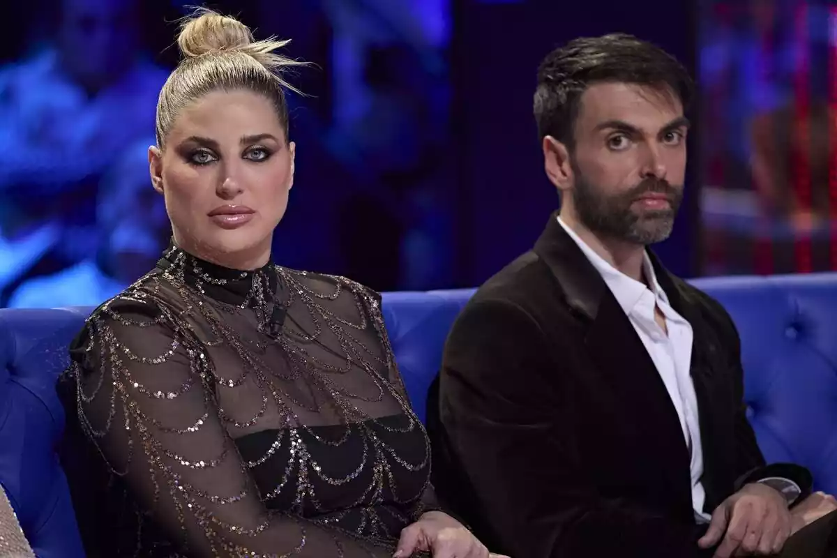 Zeus Montiel y Susana Bianca, concursantes de 'GH Vip', sentados en el plató del programa con rostro serio